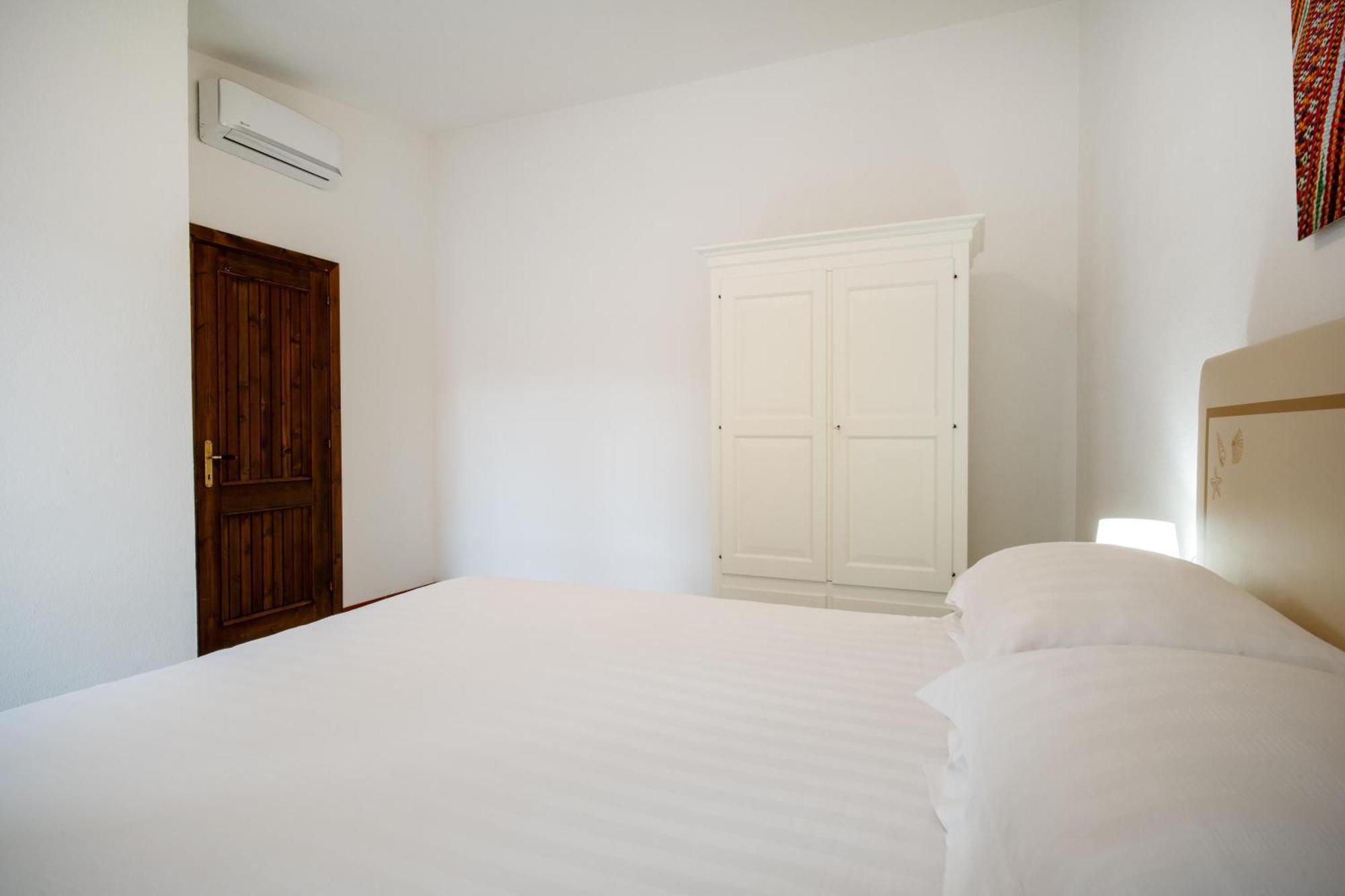 Felix Hotels - Residence Hotel Costa Serena ปาเลา ภายนอก รูปภาพ